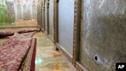 Rupa od petka na staklenom panelu u Šah Čerg šiitskom svetilištu u gradu Šiaz, 26. oktobra 2022. (Foto: AP/ISNA).