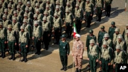 Angkatan Darat Korps Garda Revolusi Iran ketika menghadiri upacara di barat laut Iran. 17 Oktober 2022. (Foto: Iranian Revolutionary Guard's Ground Force/IRGC via AP)