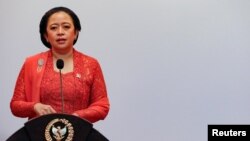 Ketua DPR Puan Maharani mengahadiri konferensi pers di gedung DPR, Jakarta, pada 16 Agustus 2022. (Foto: Reuters/Ajeng Dinar Ulfiana)
