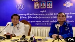 ប្រធានគណបក្សខ្មែររួបរួមជាតិ លោក ញឹក ប៊ុនឆៃ (ស្ដាំ) និងប្រធានគណបក្សកម្ពុជានិយមលោក យ៉ែម ប៉ុញ្ញឬទ្ធិ ធ្វើសន្និសីទសារព័ត៌មានរួមគ្នា បន្ទាប់ពីចុះហត្ថាលេខារួបរួមគ្នាជាគណបក្សតែមួយ នៅសណ្ឋាគារសាន់វេ រាជធានីភ្នំពេញ កាលពីថ្ងៃទី១០ ខែតុលា ឆ្នាំ២០២២។ (លាស់ លីបលីប/វីអូអេ)