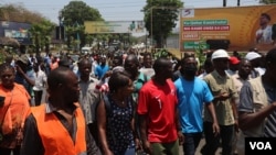 Protesters march against the rising cost of living and what they claim is poor governance, in Blantyre, Malawi, Oct. 27, 2022. (Lameck Masina/VOA)
