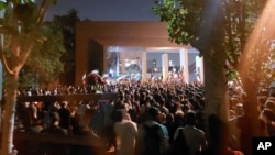 Mahasiswa Universitas Teknologi Sharif Iran melakukan protes atas kematian Mahsa Amini yang berusia 22 tahun pada September dalam tahanan polisi, di Teheran, 7 Oktober (Foto: AP)