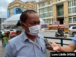 លោក យី សុខសាន្ត មន្ត្រីស៊ើបអង្កេតជាន់ខ្ពស់របស់សមាគមការពារសិទ្ធិមនុស្សអាដហុក ផ្តល់បទសម្ភាសន៍ជាមួយអ្នកសារព័ត៌មាននៅទល់មុខសាលាដំបូងរាជធានីភ្នំពេញ កាលពីថ្ងៃទី២៩ ខែកញ្ញា ឆ្នាំ២០២២។ (លាស់ លីបលីប/វីអូអេ)