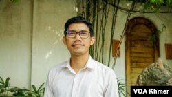 លោក យាង សុធារិន្ទ អតីតអ្នកសារព័ត៌មានរបស់វិទ្យុអាស៊ីសេរី ផ្តល់បទសម្ភាសន៍ដល់អ្នកសារព័ត៌មាននៅក្រៅរបងតុលាការកំពូល រាជធានីភ្នំពេញ កាលពីថ្ងៃទី២៦ ខែតុលា ឆ្នាំ២០២២។ (លាស់ លីបលីប/វីអូអេ)
