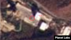 북한 동창리 서해위성발사장의 27일 모습. 이동식 조립 건물 앞쪽에 큰 물체(원 안)가 확인되고, 건물 옥상에는 이전보다 커진 검정색 물체가 보인다. 자료=Planet Labs