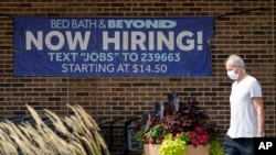 일리노이주 디어필드의 한 상점에 구인을 알리는 현수막이 붙어 있다. (자료사진)