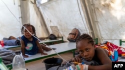 Sejumlah anak-anak yang menunjukkan gejala terjangkit kolera mendapatkan perawatan di sebuah klinik yang dijalankan oleh organisasi Doctors Without Borders di Cité Soleil, Port-au-Prince, Haiti, pada 7 Oktober 2022. (Foto: AFP/Richard Pierrin)