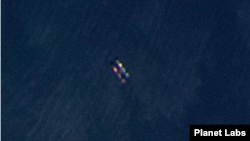 지난달 24일 북한 초도 인근 해상에서 포착된 선박 간 환적 추정 모습. 100m 선박 2척이 작은 선박을 가운데에 두고 접선 중이다. 자료=Planet Labs