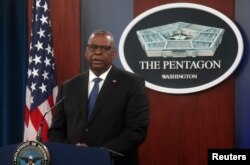 로이드 오스틴 미 국방장관이 27일 워싱턴 D.C. 인근 청사(펜타곤)에서 브리핑하고 있다.