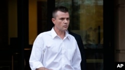 Igor Danchenko, seorang analis dari lembaga kajian yang dituduh berbohong kepada FBI tentang perannya dalam pembuatan dokumen yang mencemarkan nama baik mantan Presiden Donald Trump, berjalan meninggalkan gedung pengadilan di Alexandria, Virginia, pada 18 Oktober 2022. (Foto: AP)