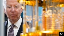 美国总统拜登参观美国IBM公司在纽约哈德逊河谷地区的投资项目设施。（2022年10月6日）