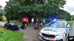 Polisi Ceko melakukan pemeriksaan acak di dekat perbatasan Ceko-Slovakia dan di jalan-jalan ramai di bagian pedalaman Republik Ceko. Polisi menahan 22 migran ilegal di Rohatec, Republik Ceko, 15 September 2022. (CTK via AP/Vaclav Salek)