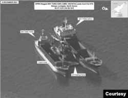 북한 남포 인근 해상에서 선박 간 환적을 하는 선박 3척. 이 중 가운데 선박은 크레인이 실린 바지선이다. 자료=유엔 전문가패널