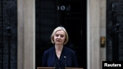 리즈 트러스 영국 총리가 20일 총리 관저 앞에서 사임을 발표하고 있다.