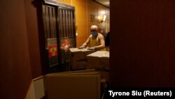 Seorang warga distrik termiskin di Hong Kong, Szeto, berjuang untuk menahan suhu panas di dalam apartemen sempitnya -yang lebih dikenal sebagai apartemen 'kotak sepatu'. (Foto: REUTERS/Tyrone Siu)