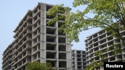 资料照：中国房地产企业佳登宝公司在广西桂林的一处没有完工的住宅楼建筑工地。（2022年9月17日）