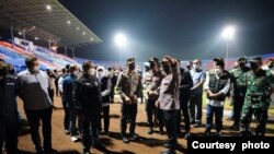 Kapolri Jendral Listyo Sigit Purnomo saat meninjau langsung Stadion Kanjuruhan di Malang, Jawa Timur pasca kerusuhan yang menewaskan lebih dari 120 orang (courtesy : Mabes Polri).