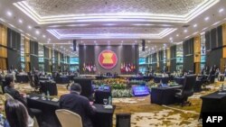 នៅក្នុង​រូប​ដែល​ត្រូវបានថត និងចេញផ្សាយ​នៅថ្ងៃទី២៧ ខែតុលា ឆ្នាំ២០២២ ដោយក្រសួង​ការបរទេស​ឥណ្ឌូនេស៊ី បង្ហាញ​ពី​រដ្ឋមន្ត្រី​ការបរទេស​អាស៊ាន ចូលរួម​កិច្ចប្រជុំ​ពិសេស​រដ្ឋមន្ត្រី​ការបរទេស​អាស៊ាន (SAFMM) នៅទីក្រុងហ្សាកាតា។