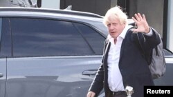 Mantan Perdana Menteri Inggris Boris Johnson berjalan di Bandara Gatwick dekat Kota London, Inggris, pada 22 Oktober 2022. (Foto: Reuters/Henry Nicholls)