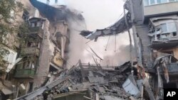 Олександр Старук, гувернер на регионот Запорожје, објави на Телеграм дека уште пет лица се заробени во урнатините по нападот