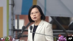 Presiden Taiwan Tsai Ing-wen menyampaikan pidato pada perayaan Hari Nasional di depan Gedung Kepresidenan di Taipei, Taiwan, Senin, 10 Oktober 2022. (AP Photo/Chiang Ying-ying)