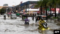 ពលរដ្ឋ​ជិះ​កាត់​ទឹក​ជំនន់​​តាម​ដង​ផ្លូវ​ក្នុង​រាជធានី​ភ្នំពេញ​កាល​ពី​ថ្ងៃទី​២៦ ខែ​កញ្ញា ឆ្នាំ​២០២២ ក្រោយ​ពី​មាន​ភ្លៀង​ធ្លាក់​ខ្លាំង។