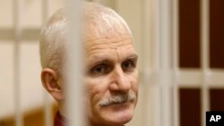 Ales Bialiatski, ketua kelompok hak asasi Belarusia Vyasna, di Minsk, Belarus, pada Rabu, 2 November 201. Ia adalah salah satu penerima nobel perdamaian pada tahun ini. (Foto: AP)