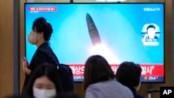 28일 한국 서울역에 설치된 TV에서 북한 탄도미사일 발사 관련 보도가 나오고 있다.