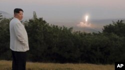 រូបថត​ផ្តល់​ឱ្យ​ដោយ​រដ្ឋាភិបាល​កូរ៉េខាងជើង​កាល​ពី​ថ្ងៃ​ទី​១០ ខែ​តុលា​ ឆ្នាំ​២០២២ នេះ ​​​បង្ហាញ​មេដឹកនាំ​កូរ៉េ​ខាងជើង​លោក Kim Jong Un ពិនិត្យ​មើល​ការ​បាញ់​មីស៊ីល​នៅ​កន្លែង​មិន​ត្រូវ​បាន​បញ្ជាក់​មួយ។