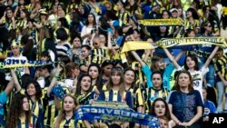 Ketika perempuan dan anak-anak memenuhi stadion saat laga Fenerbahce.