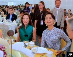 马来西亚女演员杨紫琼（Michelle Yeoh）与缅甸反对派领导人昂山素季（Aung San Suu Kyi）2014年3月9日在仰光的一次会议上坐在一起.