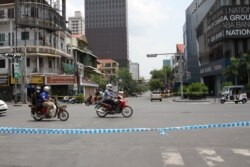 អាជ្ញាធរកំពុងរឹតបន្តឹងការធ្វើដំណើរក្នុងរាជធានីភ្នំពេញ ក្នុងអំឡុងពេលបិទខ្ទប់ក្នុងរាជធានីភ្នំពេញ ដើម្បីទប់ស្កាត់ការឆ្លងរាលដាលនៃជំងឺកូវីដ១៩ នៅថ្ងៃទី១៥ ខែមេសា ឆ្នាំ២០២១។ (កាន់ វិច្ឆិកា/វីអូអេ)