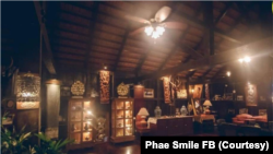 ພາບທີ່ໄດ້ຮັບຈາກເຟສບຸກຂອງຜູ້ປະກອບການແພສະມາຍ, ເປີດເຜີຍໃຫ້ເຫັນພາບບັນຍາກາດດ້ານໃນຂອງຮ້ານ.