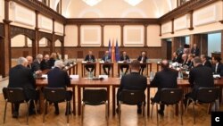 Јазот меѓу партиите, според ситуацијата, не беше ниту намален, а камоли надминат на лидерската средба