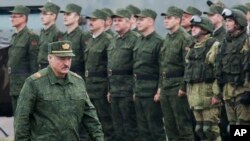 알렉산드르 루카셴코(앞) 벨라루스 대통령이 지난 2017년 러시아-벨라루스 합동 훈련을 시찰하고 있다. (자료사진)