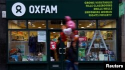 Seorang pejalan kaki melintas di muka cabang Oxfam, di Inggris tanggal 12 Februari 2018 (foto: REUTERS/Peter Nicholls)
