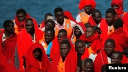 Para migran Afrika di Laut Tengah yang ingin menuju Italia berhasil dicegat dan ditahan di pelabuhan Malaga, Spanyol, 9 Juni 2018. 