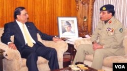 Presiden Pakistan Asif Ali Zardari (kiri) bertemu Panglima militer Jenderal Ashfaq Kayani hari Sabtu (14/1).