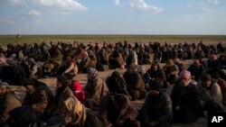 Para tahanan di Suriah pasca jatuhnya kekuasaan ISIS di kota Baghuz, Suriah timur (foto: ilustrasi). 