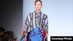 Batik Sulawesi Utara rancangan Coreta Louise. (Courtesy IFG/VOA)