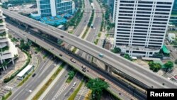 Suasana jalan di Jembatan Semanggi cukup lengang di tengah perebakan wabah Covid-19 di Jakarta (27/3). (Foto: Antara/Reuters)