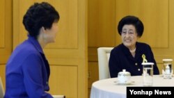 A combination of pictures shows U.S. President Barack Obama and German Chancellor Angela Merkel as they try the virtual reality device PMD during the opening tour of the Hannover Messe in Hanover, Germany.