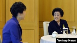 김대중 전 한국 대통령의 부인 이희호 여사가 지난달 28일 청와대를 방문헤 박근혜 한국 대통령과 환담하고 있다. (자료사진)