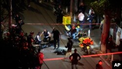 Израильская полиция осматривает тело предполагаемого нападавшего на месте нападения с ножевым ранением, в Тель-Авиве, Израиль, 21 января 2025 года