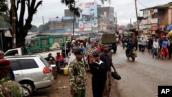 Des policiers et des militaires patrouillent sur une rue à Nairobi, Kenya, 27 novembre 2015.