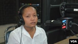 អ្នក​ស្រី ​ជាវ សុខវី ភរិយា​របស់​លោក​ម៉ៅ​ សុខច័ន្ទ នៅ​ក្នុង​បន្ទប់​ផ្សាយ​របស់​វីអូអេ​ក្នុង​រាជធានី​ភ្នំពេញ​ ក្នុង​ពេល​ដែល​អ្នកស្រី​បាន​ចូលរួម​ជា​វាគ្មិន​ក្នុង​កម្មវិធី​ហេឡូ​វីអូអេ​ នៅថ្ងៃ​ព្រហស្បតិ៍​ទី ១៩ ខែកញ្ញា ឆ្នាំ២០១៣។ ​ 