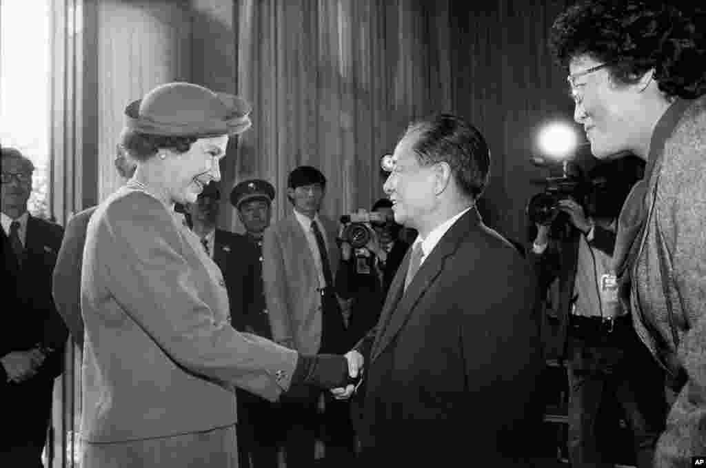 英国女王伊丽莎白二世1986年10月14日在北京与中国共产党总书记胡耀邦会面， 后来胡耀邦带领女王参观了中南海——昔日皇家园林，这是外宾的一种难得的荣誉。