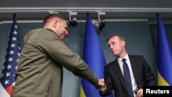 Američki savetnik za nacionalnu bezbednost Džejk Saliven (D) rukuje se sa Andrejom Jermakom, šefom kabineta ukrajinskog predsednika tokom susreta u Kijevu (Foto: Reuters/Gleb Garanich)