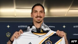 Zlatan Ibrahimovic brandit son nouveau maillot du LA Galaxy, lors d'une première conférence de presse en Californie, USA, le 30 mars 2018.