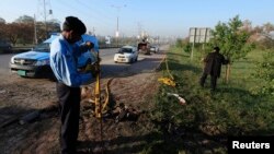 Polisi Pakistan memeriksa memeriksa lokasi ledakan di Islamabad, Kamis (3/4). 